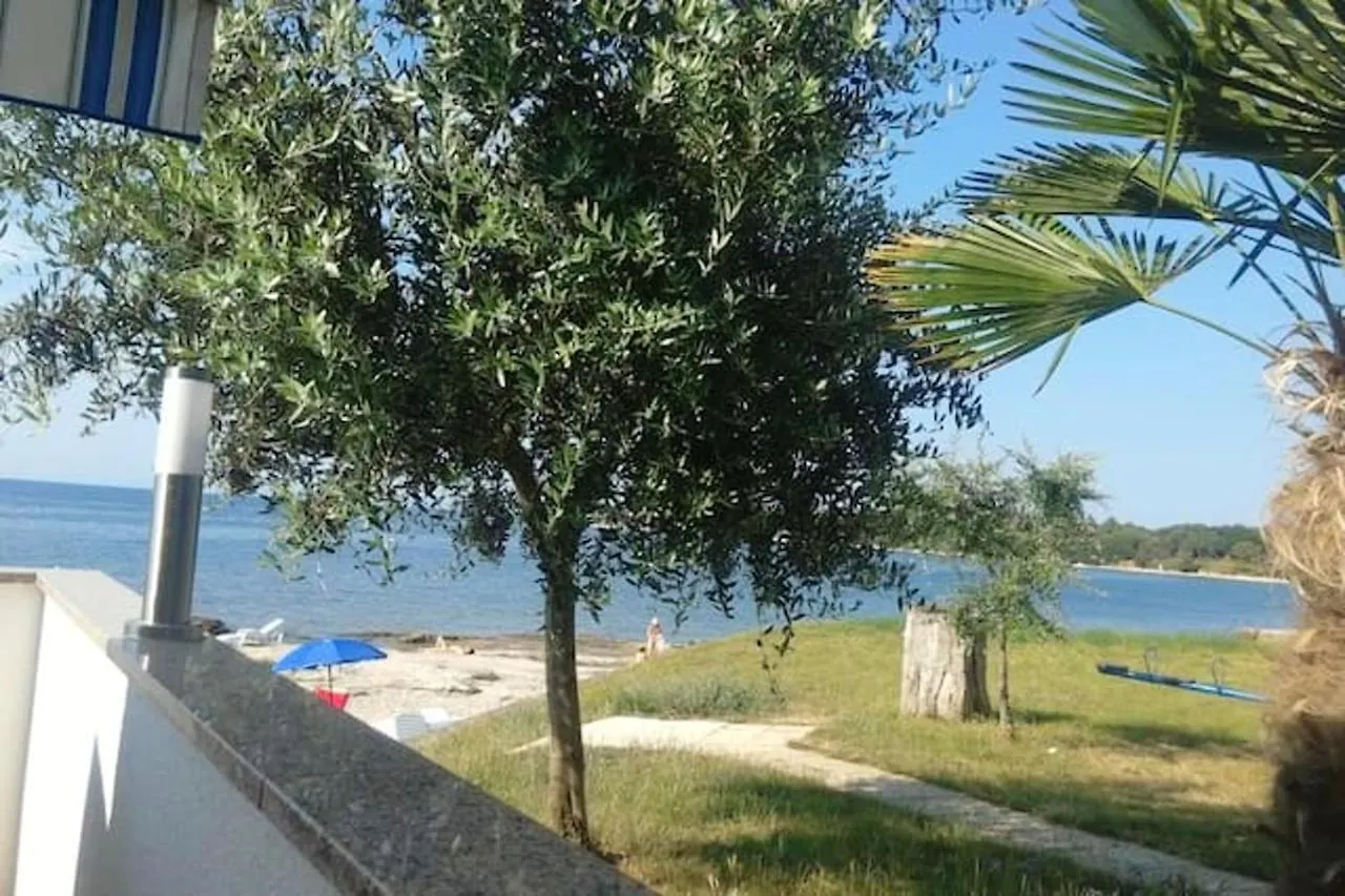 Comfortable Apartment In Zambratija 40 M² Near Beaches